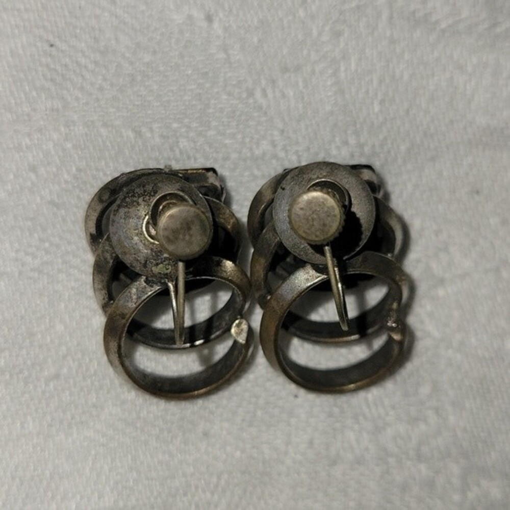 VINTAGE⚜️Emerald Colored Faceted Crystal Screw Clip Earrings - Picture 6 of 9